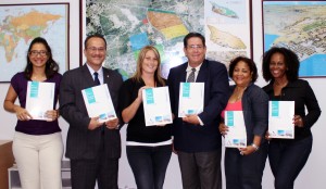 The moment the Free Zone Team presents Minister de Meza its new general information investment brochure.